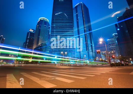 Les routes urbaines location light trails de bâtiments modernes Banque D'Images