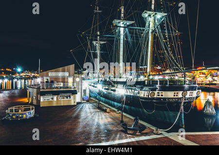 L'USS Constellation dans la nuit, dans l'Inner Harbor de Baltimore, Maryland. Banque D'Images