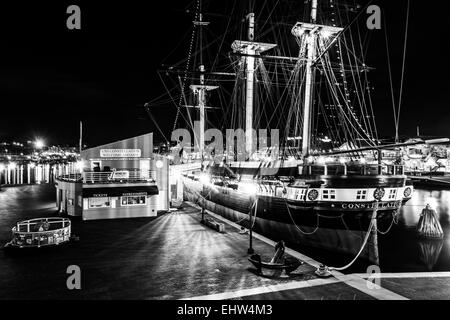 L'USS Constellation dans la nuit, dans l'Inner Harbor de Baltimore, Maryland. Banque D'Images