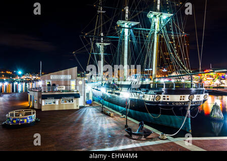 L'USS Constellation dans la nuit, dans l'Inner Harbor de Baltimore, Maryland. Banque D'Images