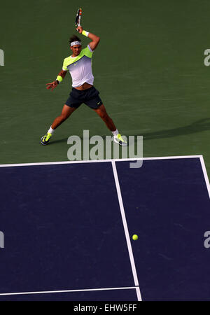Indian Wells, en Californie, USA. Mar 17, 2015. Rafael Nadal de l'Espagne en action contre Donald Young au cours de la BNP Paribas Open à Indian Wells Tennis Garden à Indian Wells, en Californie. Credit : Cal Sport Media/Alamy Live News Banque D'Images