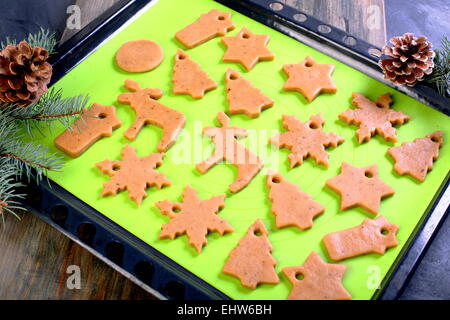 Biscuits de Noël sur une plaque de cuisson. Banque D'Images