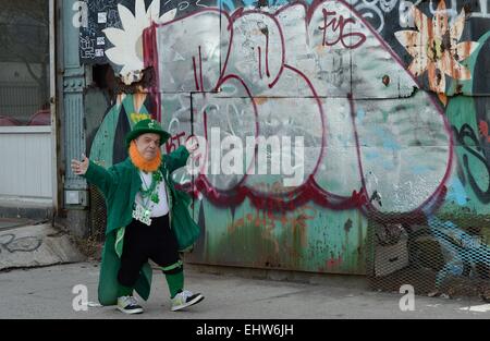 New York, NY, USA. Mar 17, 2015. Leprechaun dehors et environ pour la Saint Patrick's Day Parade à New York City, Cinquième Avenue, New York, NY 17 mars 2015. Credit : Kristin Callahan/Everett Collection/Alamy Live News Banque D'Images