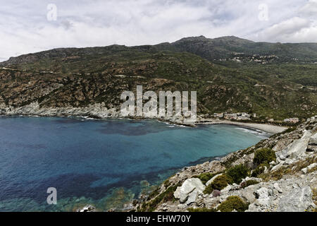 Corse, plage de gravier avec port, Corse Banque D'Images