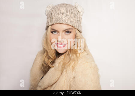 Belle fille blonde en hiver fashion Banque D'Images