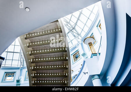 Escalier et grand verre dome à Towson Town Center, Maryland. Banque D'Images