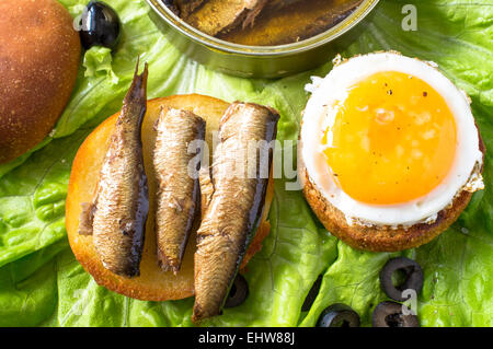 Tapas, apéritif burger bun avec œuf frit, de sardines ou d'anchois