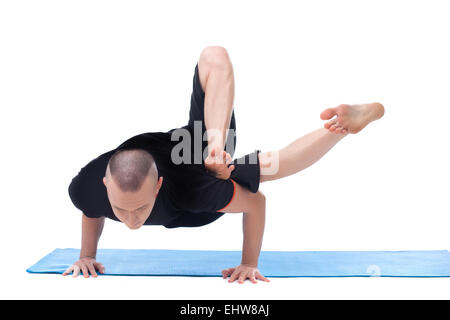 Portrait de l'homme posant souple dans l'asana Banque D'Images