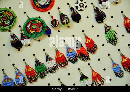 Curio shop display avec des rangées de boucles multicolores perles zoulou traditionnel style, souvenirs à vendre en Afrique du Sud Banque D'Images