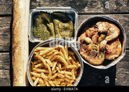 Pique-nique avec du pain jeu espagnol, frites, poivrons et poulet dans le bac d'aluminium Banque D'Images