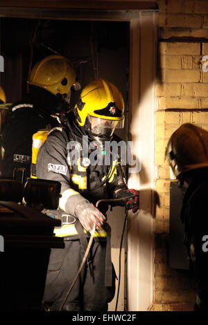 Ilford, Londres, Royaume-Uni. Mercredi 18 mars 2015. 11 sauvé du feu dans les appartements au-dessus d'une boutique à Ilford. Six pompiers de partout dans l'Est de Londres s'attaque à un incendie dans un immeuble d'appartements à Ilford, tôt ce matin. London Fire Brigade a signalé que six adultes et cinq enfants dont un bébé ont été secourus par les pompiers en utilisant des échelles. Il est signalé que l'incendie a éclaté dans un magasin ci-dessous les appartements. Banque D'Images
