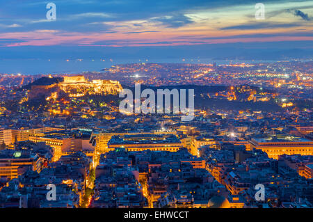 Vue sur Athènes avec l'acropole de nuit Banque D'Images