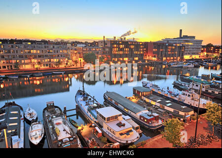 Canal à Amsterdam à une nuit d'été Banque D'Images