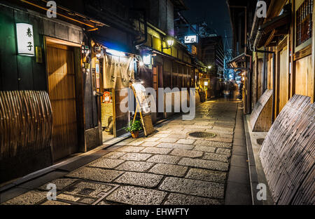 Vue de nuit sur une ancienne auberge japonaise, Shirakawa dans une rue dans le quartier des divertissements de Gion à Kyoto, Japon Banque D'Images