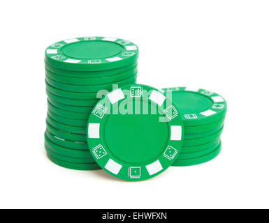 Deux piles de jetons de poker vert sur blanc with clipping path Banque D'Images