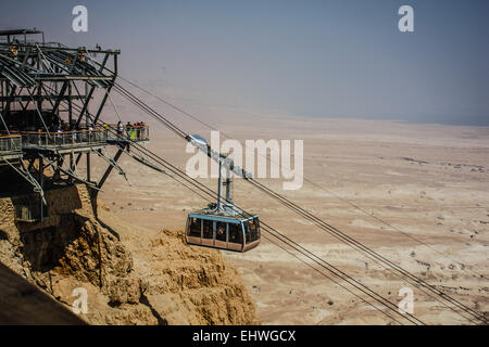 Téléphérique donne en haut et en bas de la forteresse de site du patrimoine mondial de Massada, Israël, qui a été construit en 30 avant J.-C. par le roi Hérode Banque D'Images