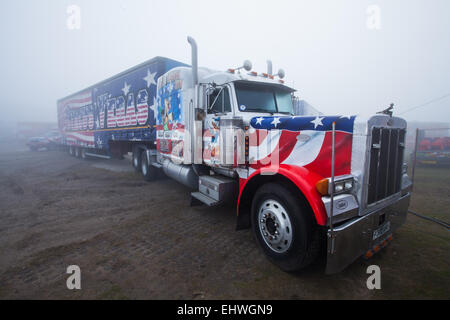 Oncle sam's American Circus, camion peint sur mesure et cabine de USA Peterbilt Trucks à Southport, Merseyside, Royaume-Uni Mars, 2015. Le spectacle du cirque entièrement humain, propriété des directeurs du spectacle John Courtney et Stephen Courtney, qui se transforme en Circus Vegas, est arrivé à Southport. Le spectacle itinérant produit par le célèbre Uncle sam's Great American Circus tourne dix mois par an. C'est une organisation irlandaise, une sélection étoilée d'Americana. LES véhicules lourds AMÉRICAINS Kenworth et Peterbilt HGV art Monster décorés de camions regardent la partie quand ils roulent en ville, Banque D'Images