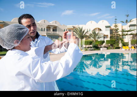 Tunisie, TUNIS : les employés à Carthage Thalasso Resort contrôle la qualité de l'eau. Banque D'Images