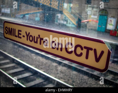 Autocollant CCTV Signe sur une fenêtre de train dans une gare Banque D'Images