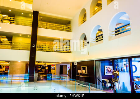 BOSTON - 21 SEPTEMBRE : Intérieur de l'hôtel Marriott à quai Long le 21 septembre 2013 à Boston, Massachusetts. Le Marriott du lo Banque D'Images