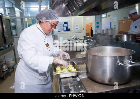 Tunisie, TUNIS : femme travaille dans la cuisine de Carthage Thalasso Resort Banque D'Images