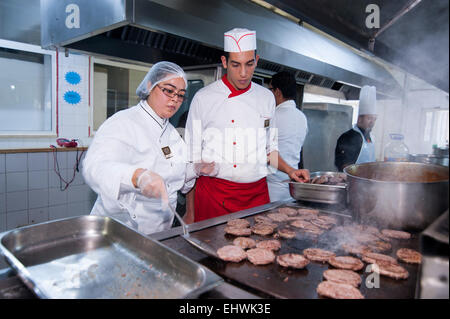 Tunisie, TUNIS : femme travaille dans la cuisine de Carthage Thalasso Resort Banque D'Images