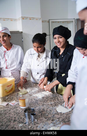 Tunisie, TUNIS : Les élèves de l' école de tourisme à Tunis, à savoir la cuisson, waitering et également des leçons en classe. Banque D'Images