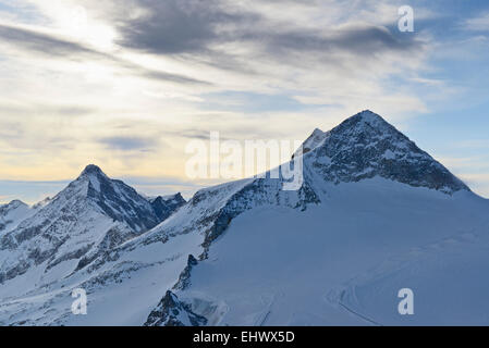 Alpes de Zillertal avec des sommets Schrammacher Olperer (à gauche) et (à droite), vue du glacier de Hintertux, Tyrol, Autriche Banque D'Images