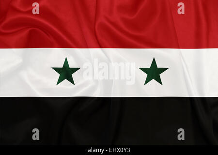 Syrie - agitant le drapeau national sur la texture de la soie Banque D'Images