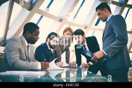 Les gens d'affaires documents Signature Banque D'Images