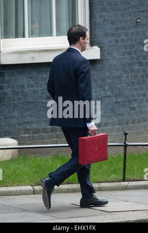 Downing Street, London, UK. 18 Mar, 2015. Le Chancelier George Osborne quitte le 11 Downing Street avant de présenter le budget à la Chambre des communes, le mercredi 18 mars, 2015. Credit : Heloise/Alamy Live News Banque D'Images