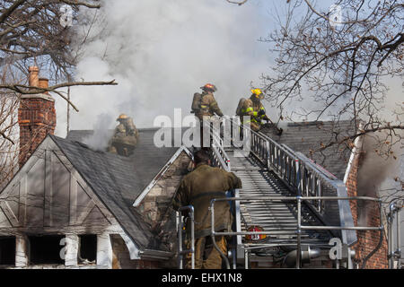 Detroit, Michigan - Les pompiers lutter contre un incendie qui a détruit une maison vacante dans le quartier de Morningside de Detroit. Banque D'Images