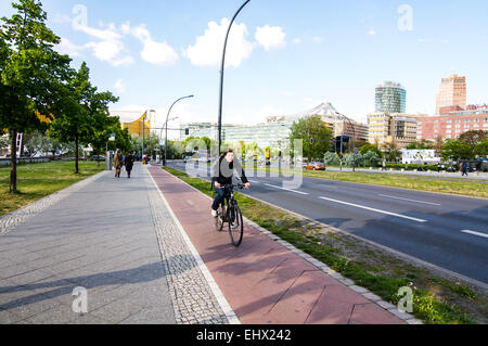 Berlin, l'Allemagne a un réseau de pistes cyclables qui sont pavées en rouge pour les séparer du sentier gris à côté. Banque D'Images