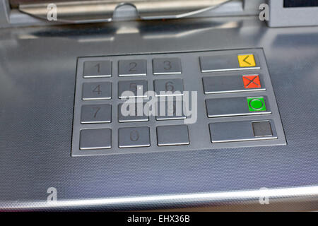 Détail d'un distributeur automatique de billets. Clavier métallique et insérer la carte Banque D'Images