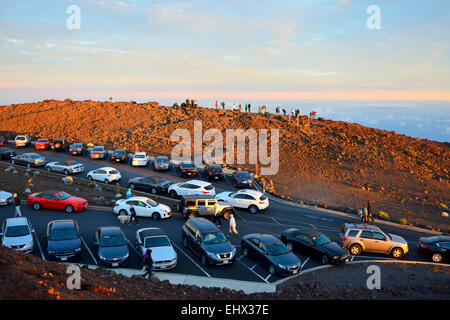 Parking supérieur à Pu'u'ulaula, au lever du soleil au sommet du parc national de Haleakala, Maui, Hawaii, USA Banque D'Images