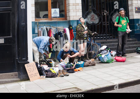 Free stuff plus à l'intérieur - personnes à la recherche de points de chaussées à Bristol en mai Banque D'Images