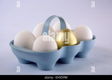 Or unique avec des oeufs oeufs blancs Banque D'Images
