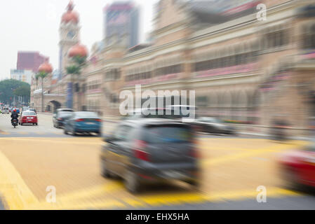 Le centre-ville de la circulation à Kuala Lumpur, capitale de la Malaisie. Concept de déplacement rapide et la vie moderne dans les grandes villes d'Asie. Zoom radial Banque D'Images