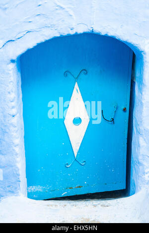 Blue-lavé portes et rues de Chefchaouen, Maroc Banque D'Images