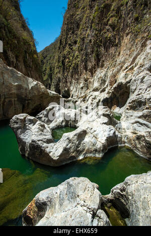 Porté à l'eau de roche Somoto Canyon National Monument, découvert en 2004 maintenant une attraction locale populaire ; Somoto, Madriz, Nicaragua Banque D'Images