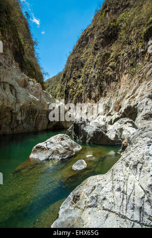 Porté à l'eau de roche Somoto Canyon National Monument, découvert en 2004 maintenant une attraction locale populaire ; Somoto, Madriz, Nicaragua Banque D'Images