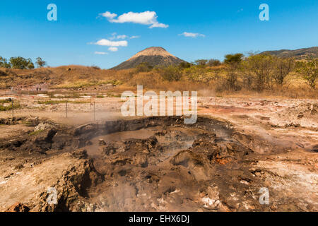 Boue, fumerolles et volcan Santa Clara au San Jacinto zone thermique au nord de Leon, Leon, Nicaragua Banque D'Images