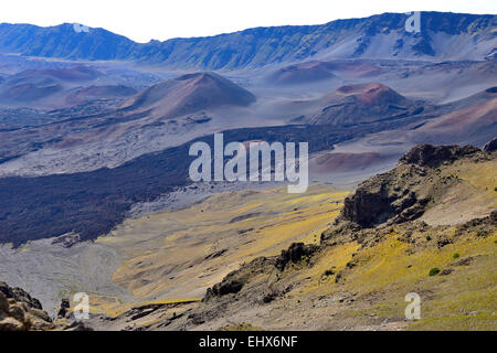 Des cônes en Leleiwi de cratère de Haleakala, donnent sur le parc national de Haleakala, Maui, Hawaii, USA Banque D'Images