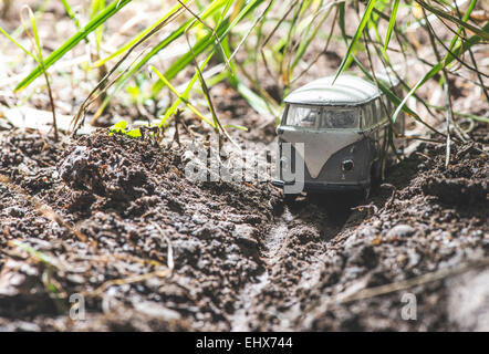 Petit jouet métal Volkswagen transporter dans la nature Banque D'Images