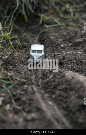 Petit jouet métal Volkswagen transporter dans la nature Banque D'Images