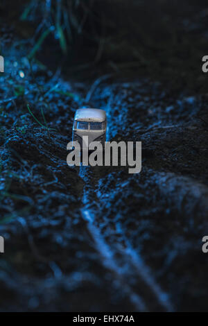 Petit jouet métal Volkswagen transporter dans la nature par nuit Banque D'Images