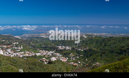 Gran Canaria, vue sur la ville historique de Firgas Las Palmas en loin, panorama vue aérienne Banque D'Images