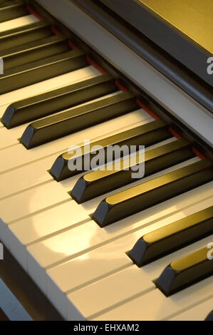 Clavier de piano close-up dans des lampe lumière Banque D'Images