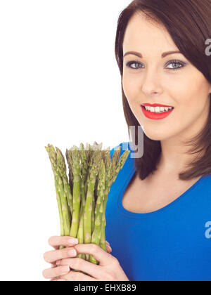 Attractive young woman holding d'asperges fraîches Banque D'Images