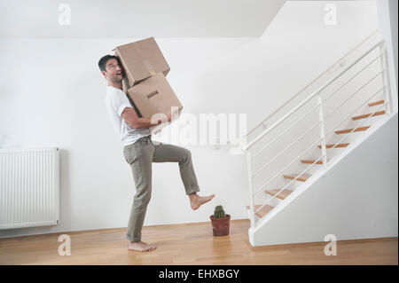 Le pied de l'homme sur le point d'étape sur cactus tout en se déplaçant à sa nouvelle maison, Bavière, Allemagne Banque D'Images